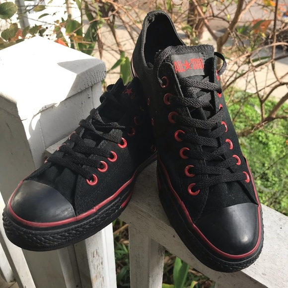 low top chuck taylors black